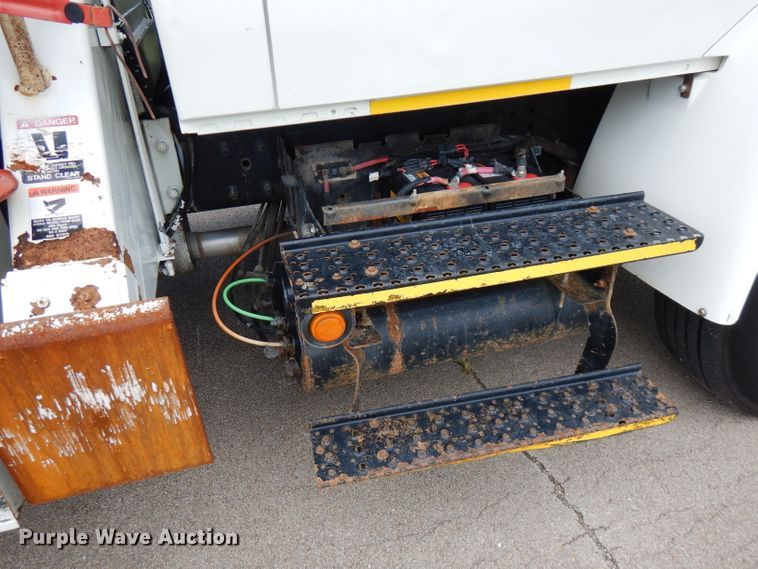 image for item FN9331 2005 International 4440  bucket truck