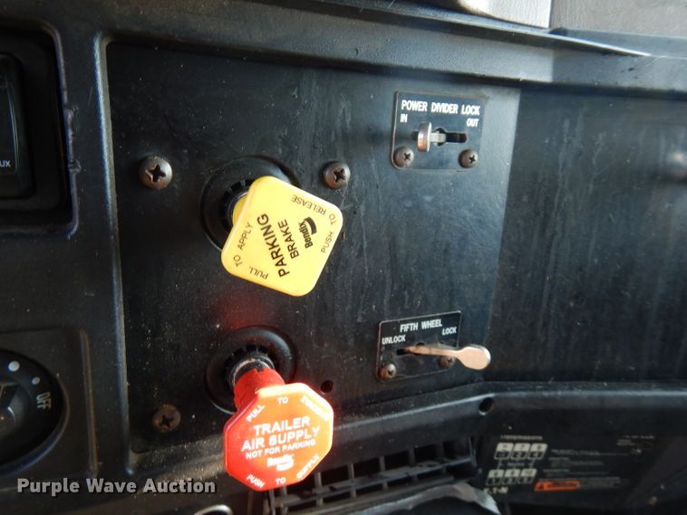 image for item FN9333 1999 International 8100  dump truck