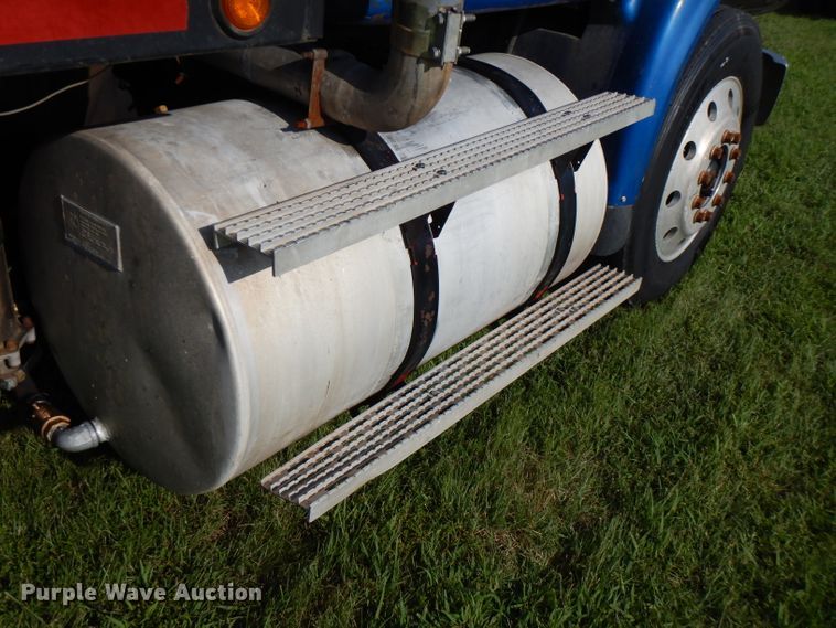 image for item FN9333 1999 International 8100  dump truck