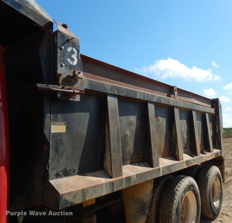 image for item FN9337 1998 International 4900  dump truck