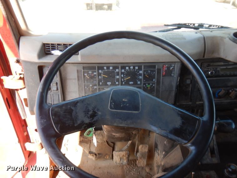 image for item FN9338 2000 International 4900  dump truck