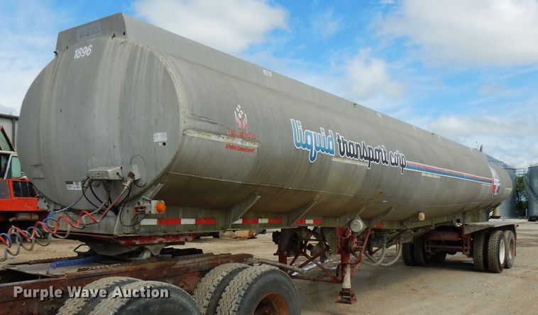 image for item FN9340 1982 Heil tank trailer