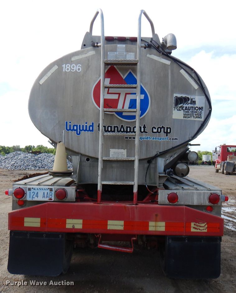 image for item FN9340 1982 Heil tank trailer