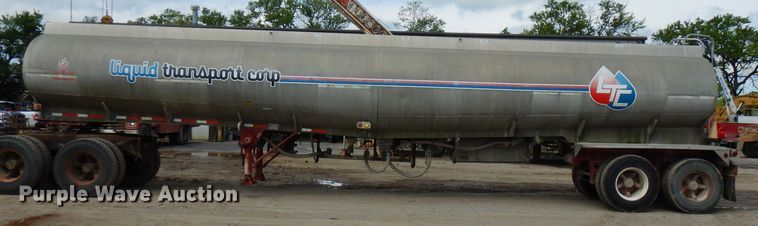 image for item FN9340 1982 Heil tank trailer