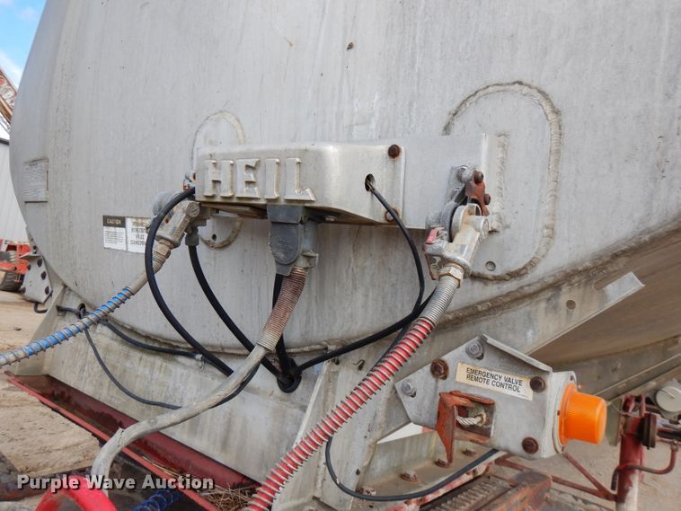 image for item FN9340 1982 Heil tank trailer