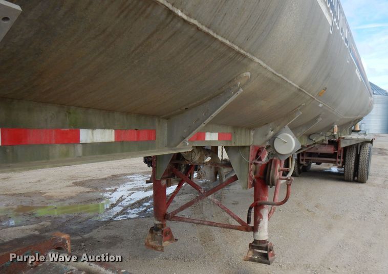 image for item FN9340 1982 Heil tank trailer