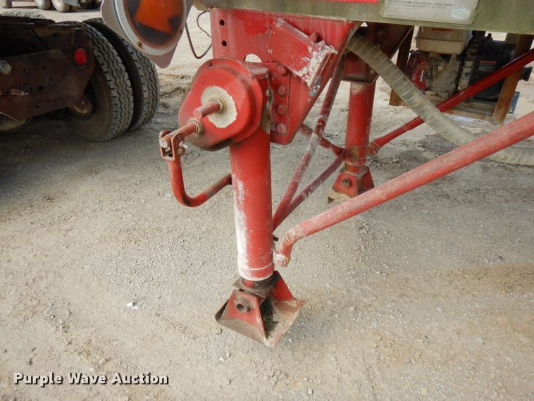 image for item FN9340 1982 Heil tank trailer