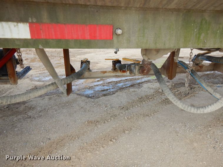 image for item FN9340 1982 Heil tank trailer