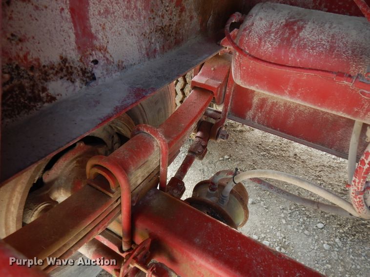 image for item FN9340 1982 Heil tank trailer