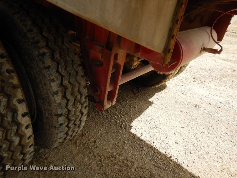 image for item FN9340 1982 Heil tank trailer