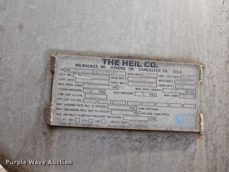 image for item FN9340 1982 Heil tank trailer