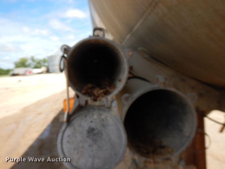 image for item FN9340 1982 Heil tank trailer