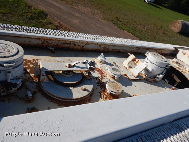 image for item FT9016 1990 Kenworth T400  tank truck