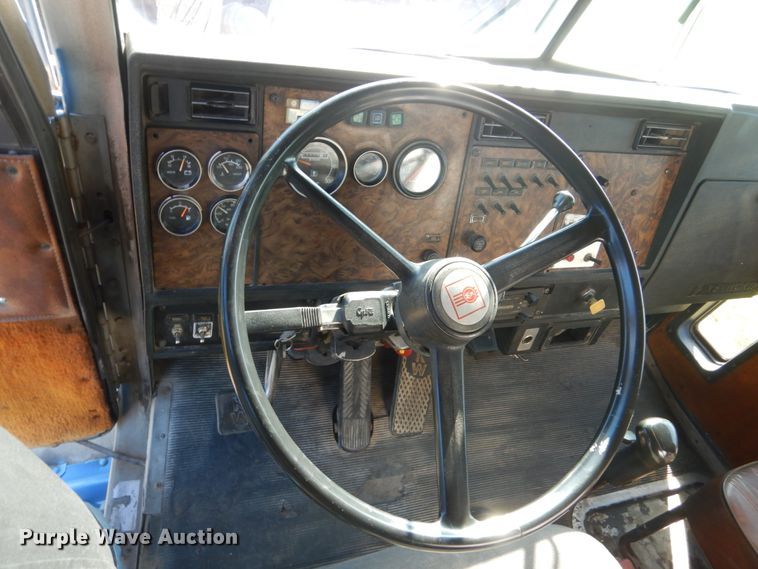 image for item FT9016 1990 Kenworth T400  tank truck