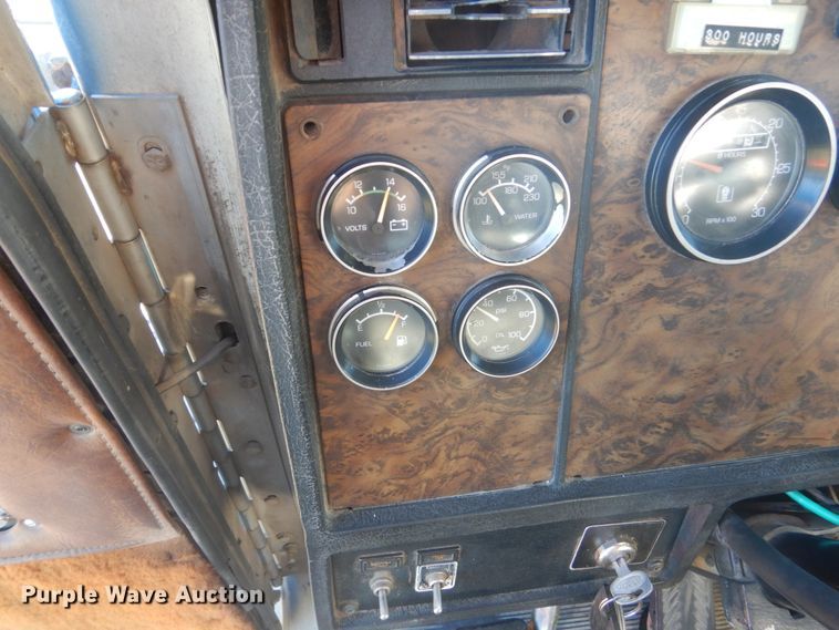 image for item FT9016 1990 Kenworth T400  tank truck