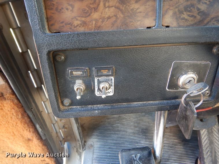 image for item FT9016 1990 Kenworth T400  tank truck