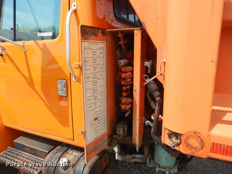 image for item FT9052 1995 International 4700  dump truck