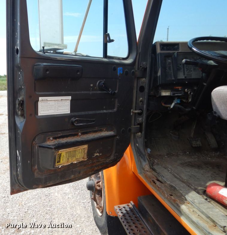 image for item FT9052 1995 International 4700  dump truck