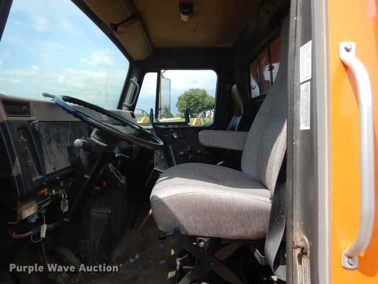 image for item FT9052 1995 International 4700  dump truck