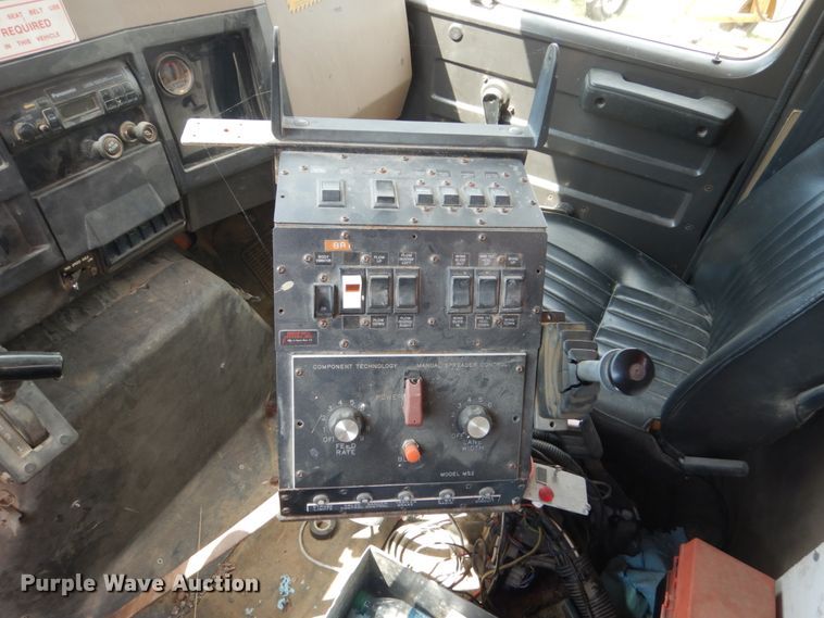 image for item FT9052 1995 International 4700  dump truck