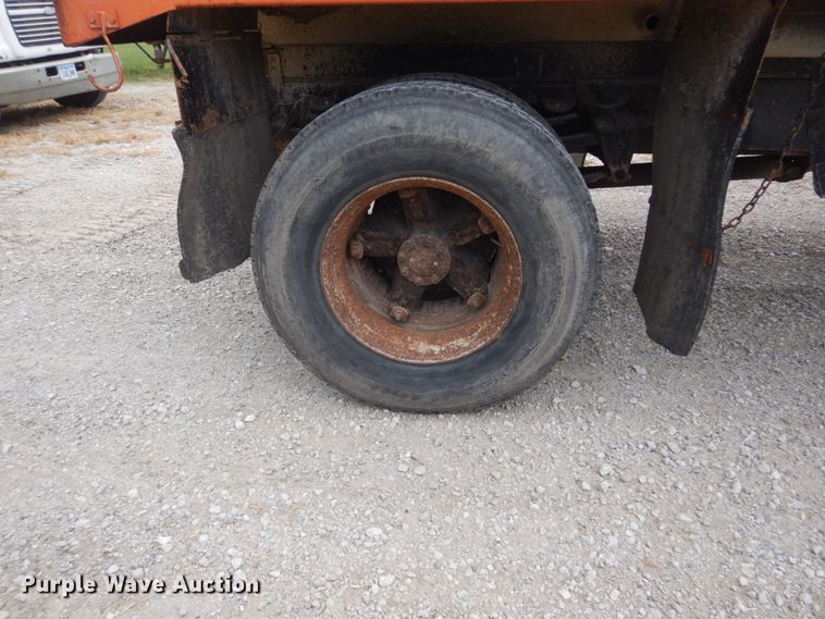 image for item FT9052 1995 International 4700  dump truck