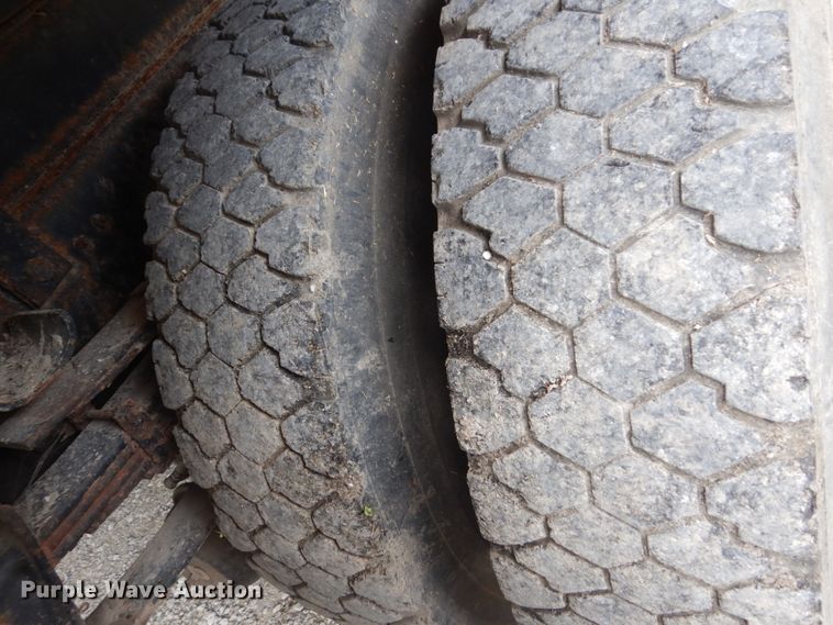 image for item FT9052 1995 International 4700  dump truck