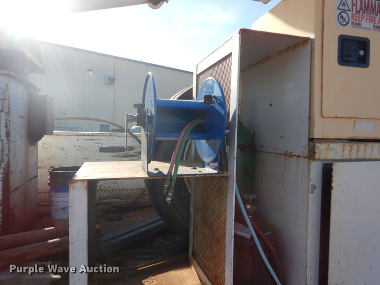 image for item FT9123 2000 GMC C6500  bucket truck