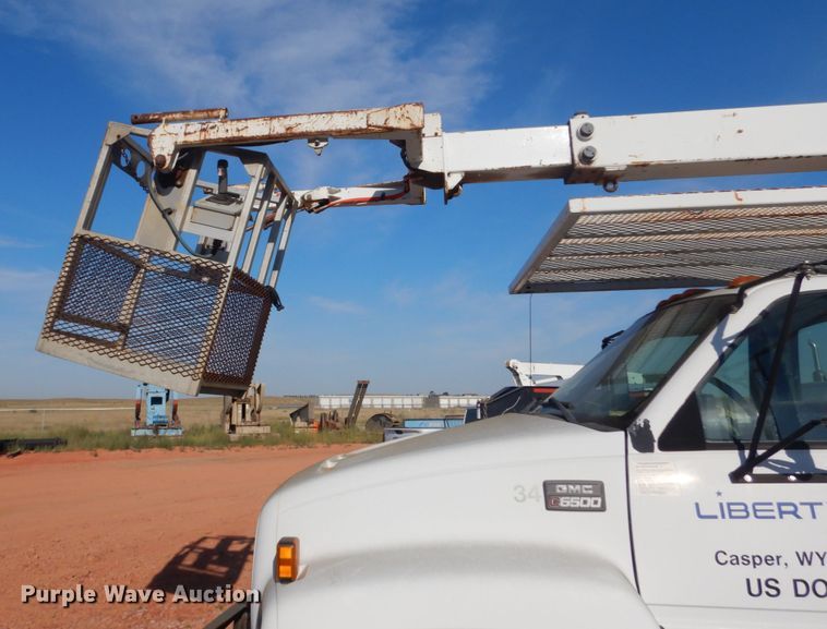 image for item FT9123 2000 GMC C6500  bucket truck