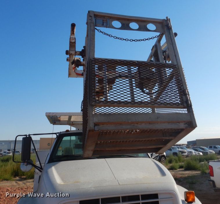 image for item FT9123 2000 GMC C6500  bucket truck