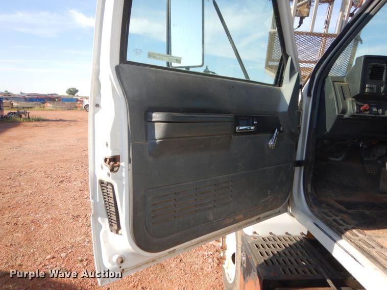 image for item FT9123 2000 GMC C6500  bucket truck