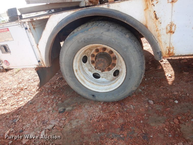 image for item FT9123 2000 GMC C6500  bucket truck