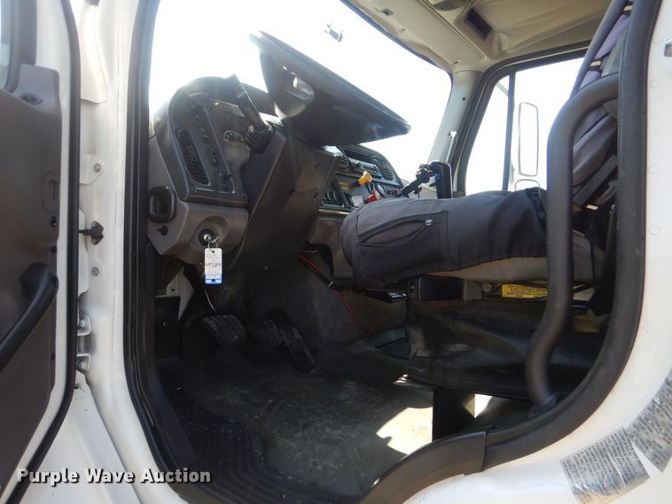 image for item GM9121 2008 Freightliner Business Class M2  dump truck