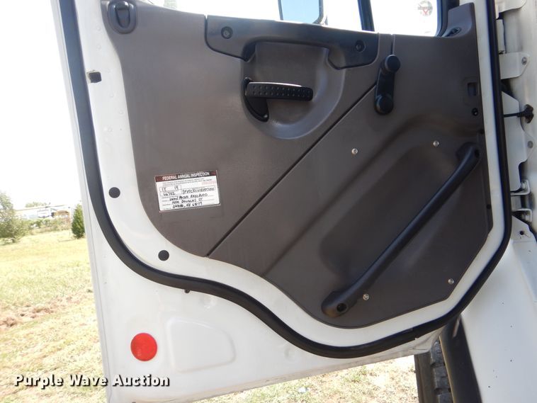 image for item GM9121 2008 Freightliner Business Class M2  dump truck