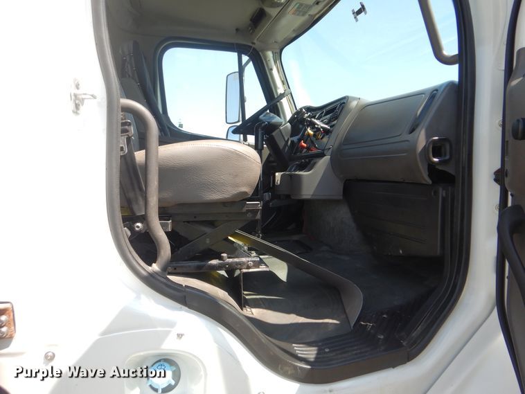 image for item GM9121 2008 Freightliner Business Class M2  dump truck