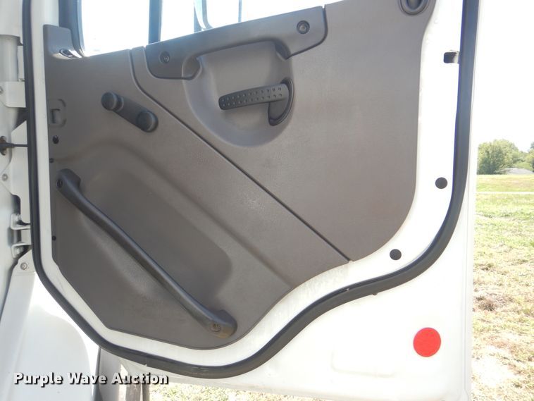 image for item GM9121 2008 Freightliner Business Class M2  dump truck