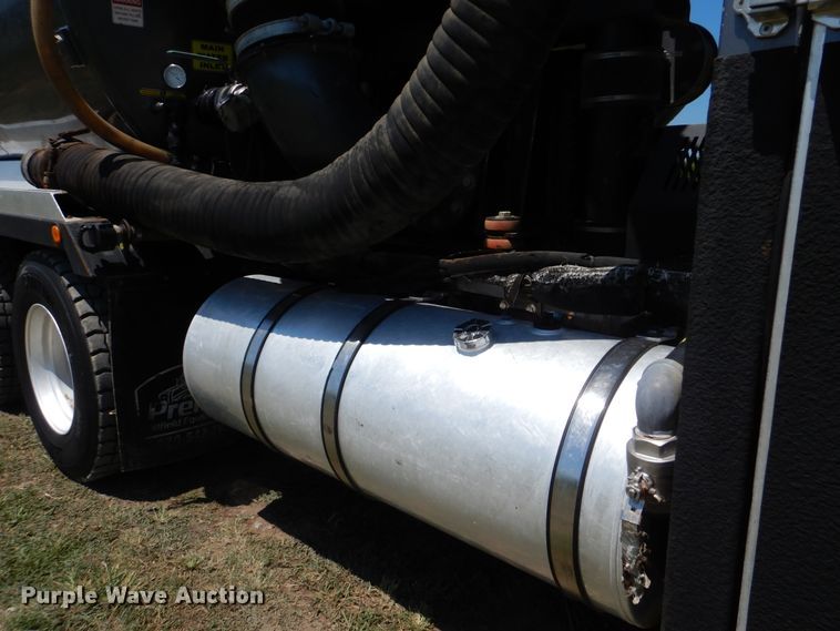 image for item GM9125 2014 Caterpillar CT660  vacuum truck