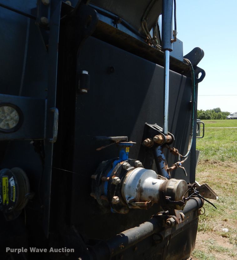 image for item GM9125 2014 Caterpillar CT660  vacuum truck