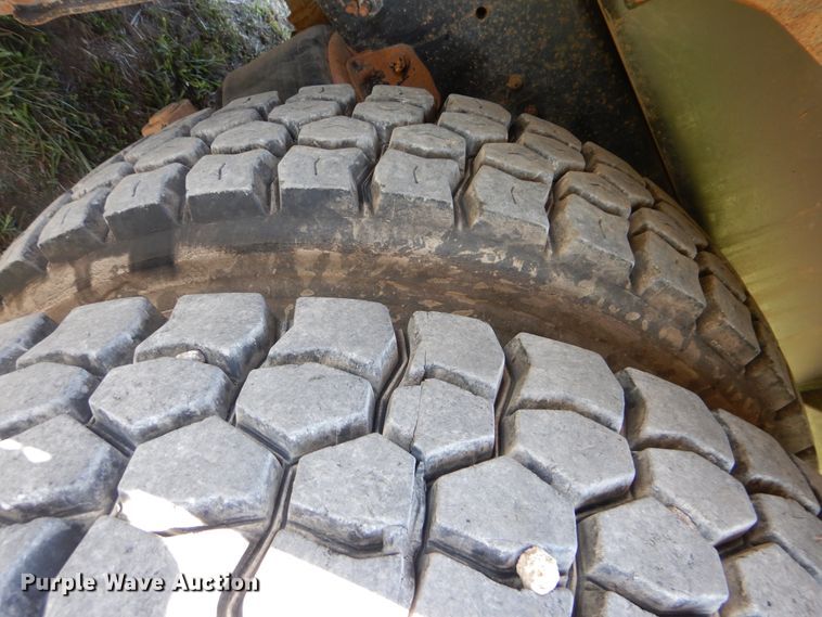 image for item GM9125 2014 Caterpillar CT660  vacuum truck