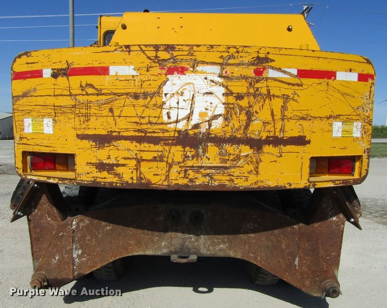 image for item GQ9085 1994 John Deere 595D  rubber tire excavator