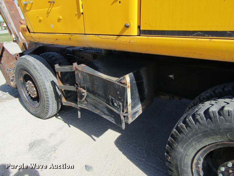 image for item GQ9085 1994 John Deere 595D  rubber tire excavator