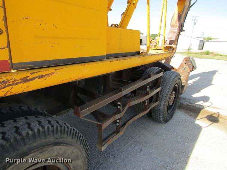 image for item GQ9085 1994 John Deere 595D  rubber tire excavator