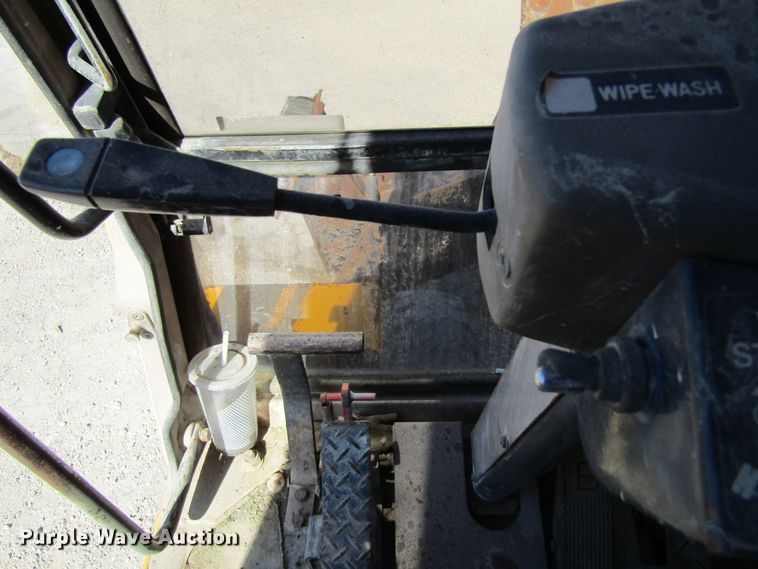 image for item GQ9085 1994 John Deere 595D  rubber tire excavator