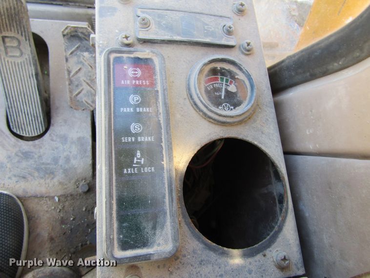 image for item GQ9085 1994 John Deere 595D  rubber tire excavator