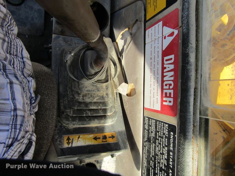 image for item GQ9085 1994 John Deere 595D  rubber tire excavator