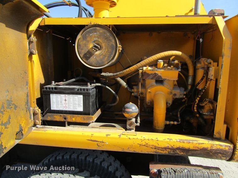 image for item GQ9085 1994 John Deere 595D  rubber tire excavator