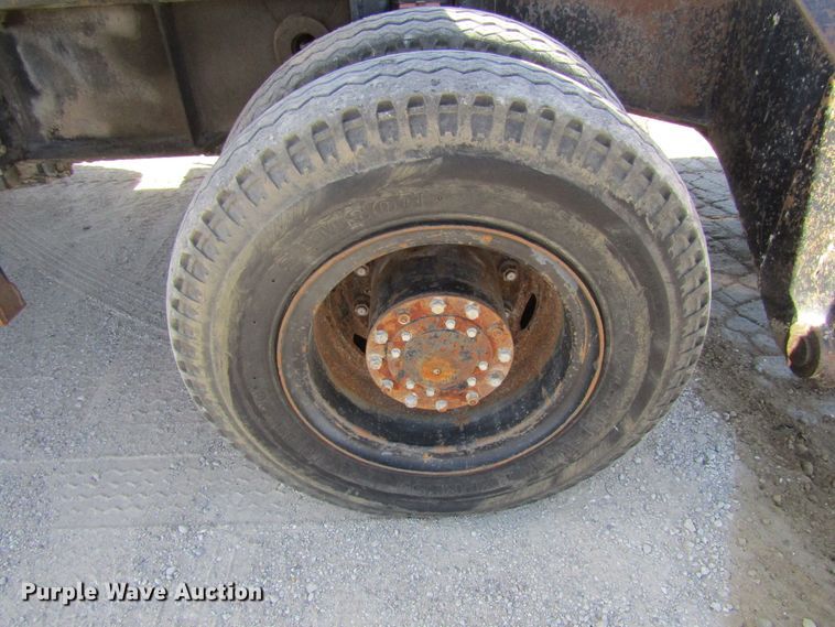 image for item GQ9085 1994 John Deere 595D  rubber tire excavator