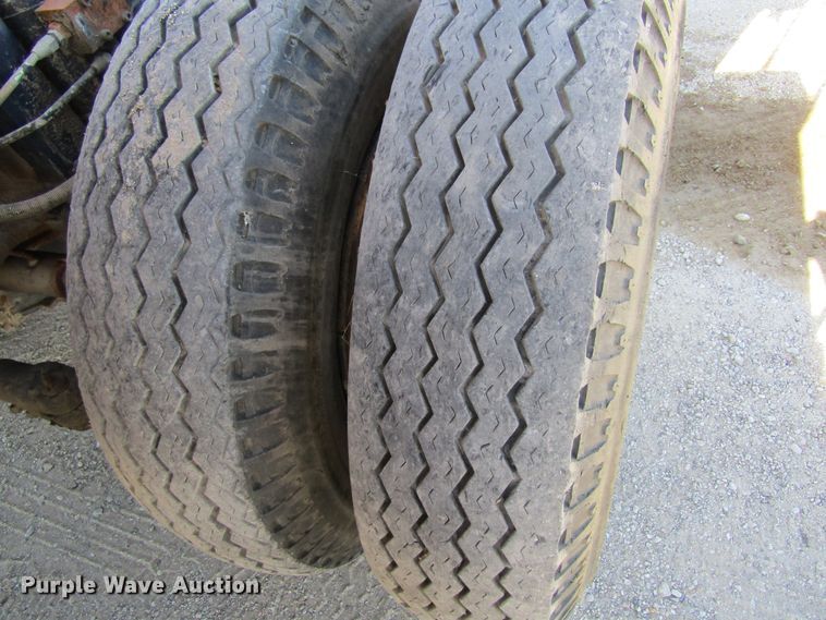 image for item GQ9085 1994 John Deere 595D  rubber tire excavator