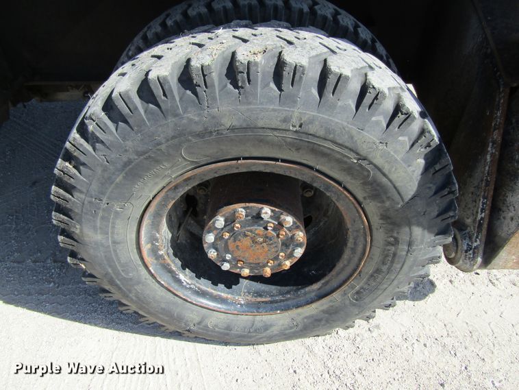 image for item GQ9085 1994 John Deere 595D  rubber tire excavator