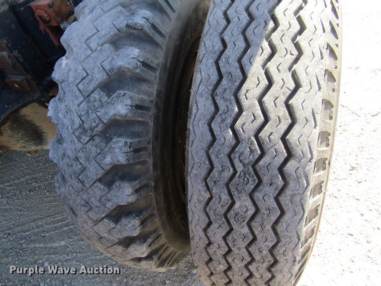 image for item GQ9085 1994 John Deere 595D  rubber tire excavator