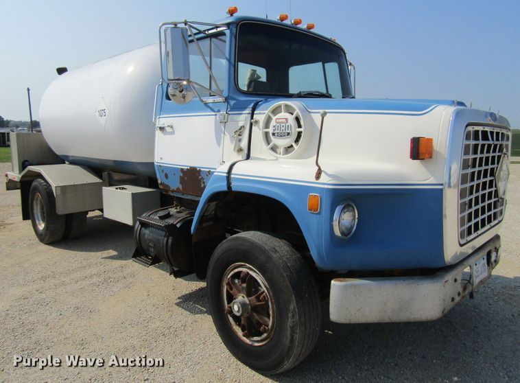 image for item GQ9093 1986 Ford L8000  propane delivery truck